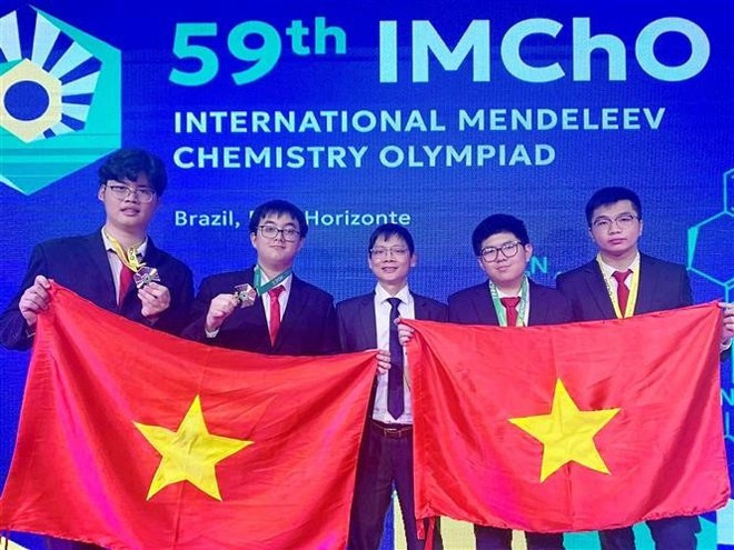 参加第59届门捷列夫国际化学奥林匹克竞赛中的越南4名学生全部获奖。图自越通社 vna-potal-ca-4-hoc-sinh-viet-nam-tham-du-olympic-hoa-hoc-quoc-te-mendeleev-lan-thu-59-deu-doat-huy-chuong-8028534.jpg
