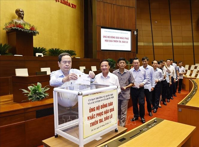 越南国会常务委员会募捐活动现场。图自越通社 qh.jpg