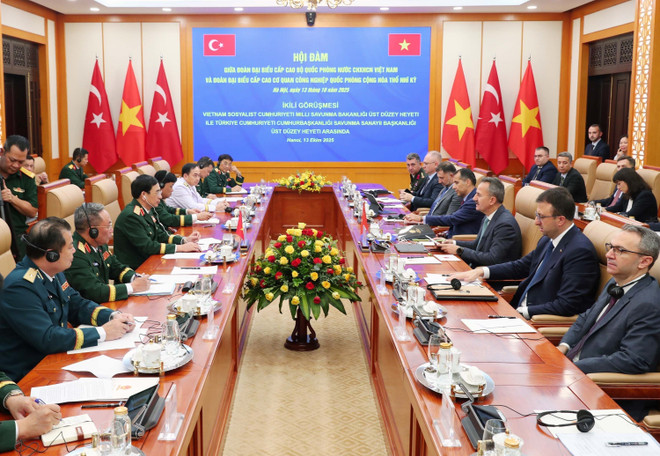 越南国防部长潘文江大将与土耳其国防工业局局长哈卢克·戈尔贡举行会谈。图自越通社 vna-potal-dai-tuong-bo-truong-quoc-phong-phan-van-giang-tiep-chu-tich-co-quan-cong-nghiep-quoc-phong-tho-nhi-ky-8336559.jpg