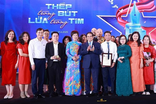 政府总理范明政与越通社领导和工作人员合影。图自越通社 ng-du-le-trao-giai-bao-chi-quoc-gia-lan-thu-19-nam-2024-8105791.jpg