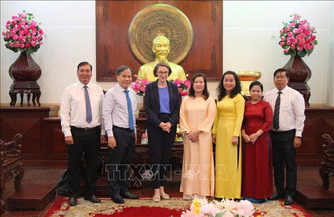 双方代表合影。图自越通社 vna-potal-thanh-pho-can-tho-tiep-doan-tong-lanh-su-cong-hoa-lien-bang-duc-tai-thanh-pho-ho-chi-minh-stand1.jpg