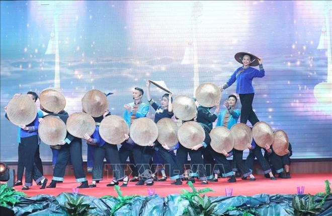 谅山联合国教科文组织世界地质公园证书授证仪式期间的文艺表演节目。图自越通社 o-trao-bang-cong-nhan-cong-vien-dia-chat-toan-cau-lang-son-stand.jpg