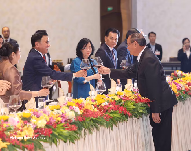vnanet-thuong-truc-ban-bi-thu-tran-cam-tu-du-chieu-dai-trong-the-cua-nha-nuoc-lao-8691422.jpg