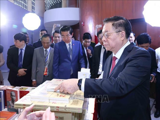中央宣教与民运部部长阮仲义参观展位。图自越通社 tac-pham-ve-chu-tich-ho-chi-minh-dot-ii-giai-doan-2021-2025-stand.jpg