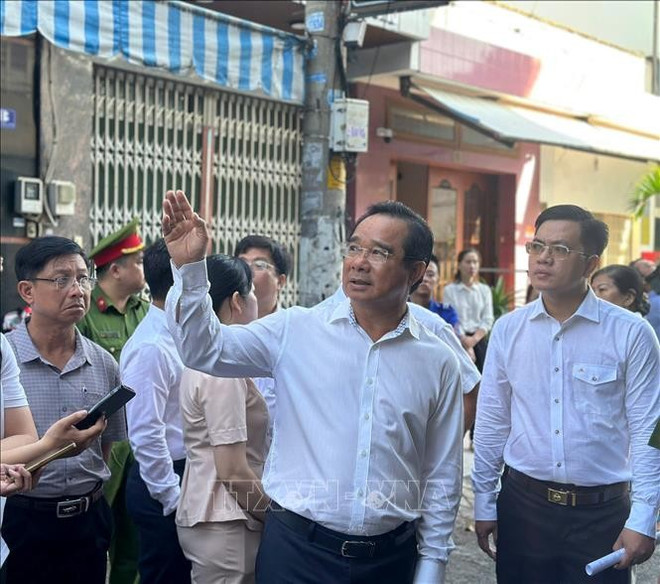 胡志明市人民委员会主席阮文得亲赴独立公寓火灾现场。图自越通社 chi-minh-den-hien-truong-chi-dao-khac-phuc-vu-chay-cu-xa-doc-lap-stand.jpg
