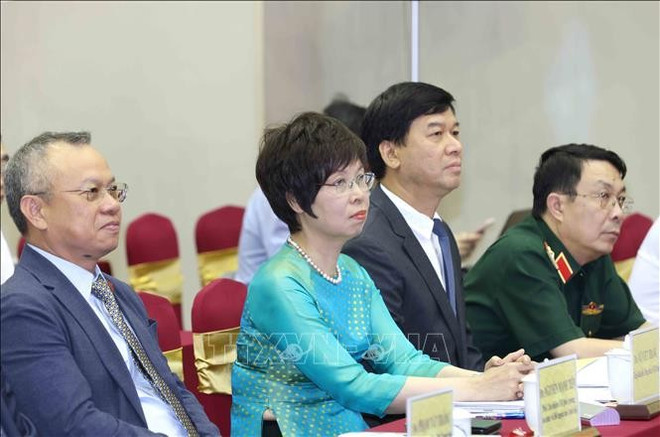 出席第十一届全国对外新闻奖启动仪式的代表。图自越通社 phat-dong-giai-thuong-toan-quoc-ve-thong-tin-doi-ngoai-lan-thu-xi-stand.jpg