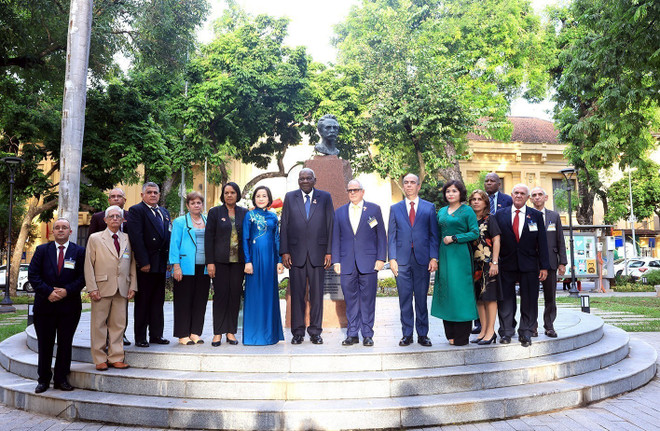 双方代表合影。图自越通社 vna-potal-chu-tich-quoc-hoi-cuba-dat-hoa-tai-tuong-dai-anh-hung-dan-toc-jose-marti-8310290.jpg