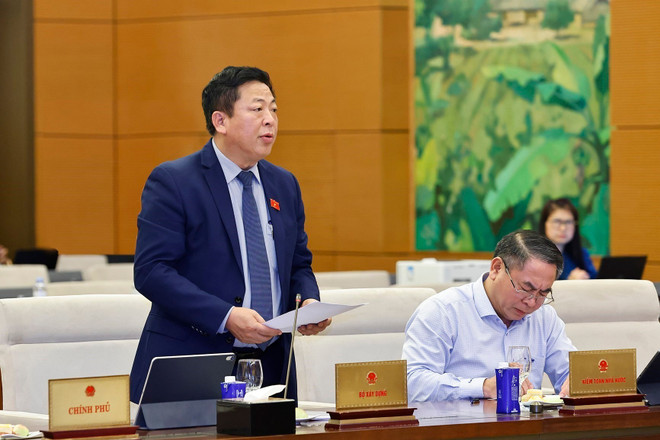 建设部长陈洪明作报告。图自越通社 kien-ve-co-che-chinh-sach-dac-thu-phat-trien-nha-o-xa-hoi-8057722.jpg