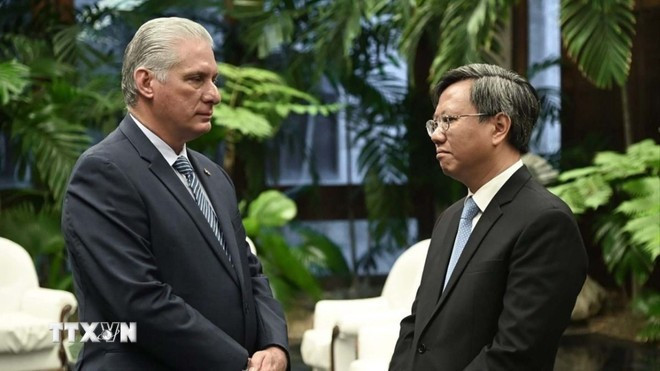 越南驻古巴特命全权大使黎光龙与古共中央第一书记、古巴共和国主席米格尔·迪亚斯-卡内尔·贝穆德斯。图自越通社 dai-su-vn-tai-cu-ba.jpg