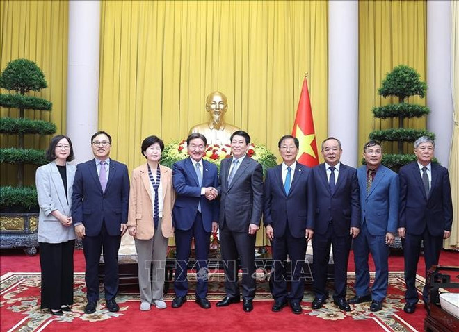 双方代表合影。图自越通社 chu-tich-nuoc-luong-cuong-voi-cac-dai-bieu.jpg