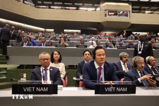 越南国会对外委员会副主任阮孟进先生与越南常驻联合国日内瓦办事处和瑞士其他国际组织代表团团长梅潘勇大使,以及越南代表团其他成员出席第149届各国议会联盟大会。图自越通社. viet-nam-ipu.jpg