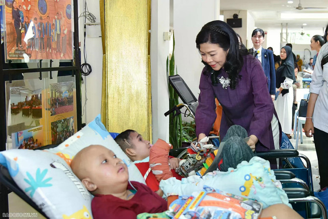 phu-nhan-ngo-phuong-ly-tham-to-chuc-cham-soc-tre-em-ung-thu-indonesia-ykaki-20250311195208.jpg