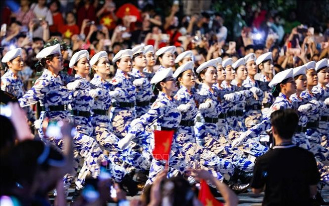 军医方队演练。图自越通社 vna-potal-nguoi-dan-thu-do-chao-don-cac-khoi-tong-hop-luyen-dieu-binh-dieu-hanh-lan-thu-nhat-cua-su-kien-a80-stand.jpg