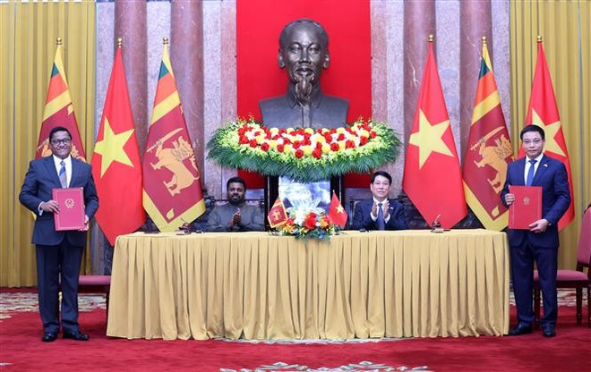 越南国家主席梁强与斯里兰卡民主社会主义共和国总统阿努拉出席关于海关领域合作互助协定签署仪式。图自越通社 tich-nuoc-va-tong-thong-sri-lanka-chung-kien-trao-van-kien-hop-tac-giua-hai-nuoc-8013030.jpg
