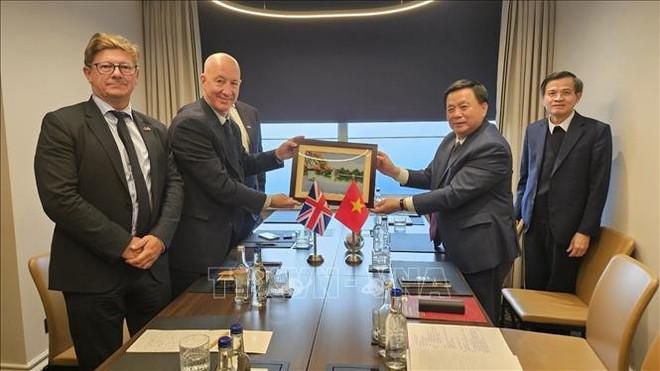 胡志明国家政治学院院长、中央理论委员会主席阮春胜向越英友好网络主席、前英国驻越大使马克·肯特送礼。图自越通社 nguyen-xuan-thang-2.jpg