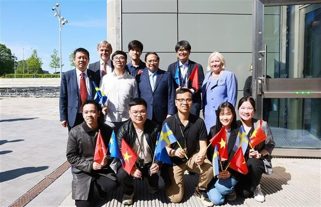 范明政总理与在瑞典乌普萨拉大学就读的越南学生合影。图自越通社 u-tuong-gap-chuyen-gia-dai-hoc-uppsala-cua-thuy-dien-8091108.jpg