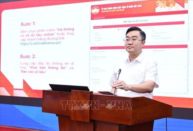越南祖国阵线中央委员会代表介绍"数字阵线"技术。图自越通社 115319-vna-potal-trien-khai-thi-diem-nen-tang-mat-tran-so-va-ung-dung-ai-trong-cong-tac-mat-tran-stand.jpg