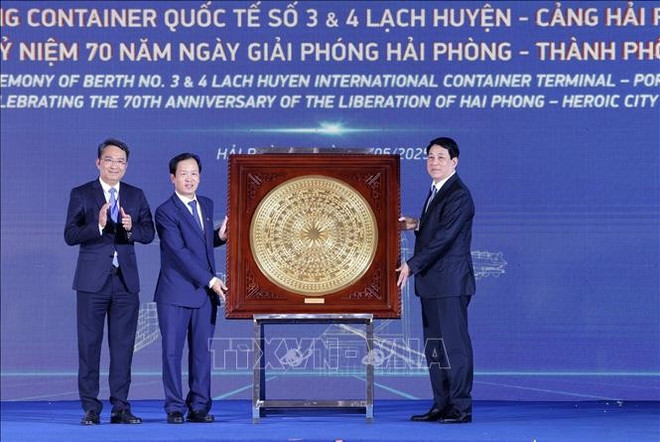 国家主席梁强向越南航运总公司送礼。图自越通社 g-du-le-khanh-thanh-ben-so-3-so-4-khu-ben-cang-lach-huyen-stand.jpg