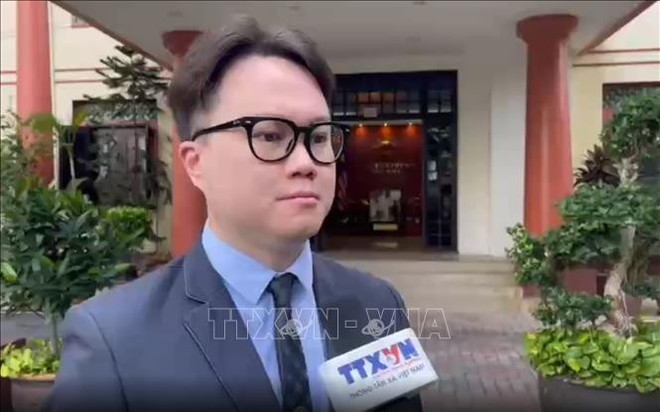 马来西亚槟城研究院研究员恩佐·沈洪俊。图自越通社 ng-pham-minh-chinh-mo-ra-chuong-moi-trong-quan-he-hai-nuoc-stand.jpg