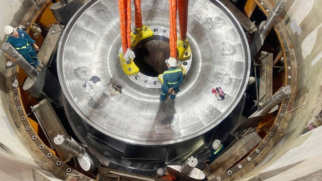 和平水电站扩建项目1号机组转子成功吊装。图自越通社 dien-6725.jpg