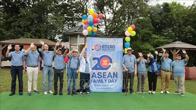 各国常驻代表团团长合影留念。图自越通社 vna-potal-ngay-gia-dinh-asean-2025-tai-new-york-lan-toa-ban-sac-va-that-chat-tinh-doan-ket-stand-1.jpg