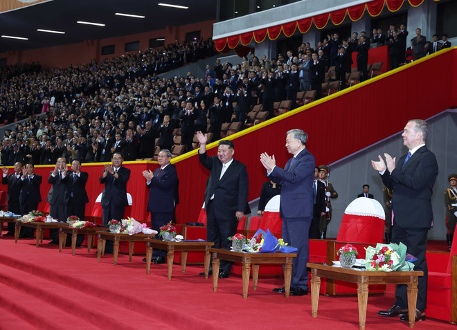 越共中央总书记苏林及越南高级代表团出席在首都平壤五一体育场举行的文艺晚会。图自越通社 vna-potal-tong-bi-thu-to-lam-du-chuong-trinh-bieu-dien-nghe-thuat-ky-niem-80-nam-thanh-lap-dang-lao-dong-trieu-tien-8328731.jpg