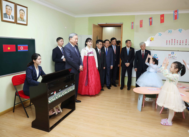 孩子们表演歌曲《谁比少年儿童更热爱胡志明伯伯》。图自越通社 vna-potal-tong-bi-thu-to-lam-tham-truong-mau-giao-kieng-sang-va-lop-hoc-mang-ten-bac-ho-8328674.jpg