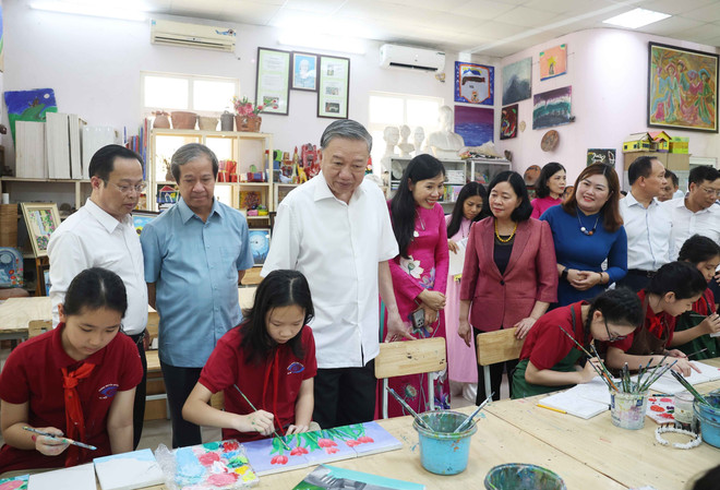苏林参观了视障学生“艺术之家”。图自越通社 ruong-ptcs-nguyen-dinh-chieu-va-truong-ptcs-xa-dan-ha-noi-8066983.jpg