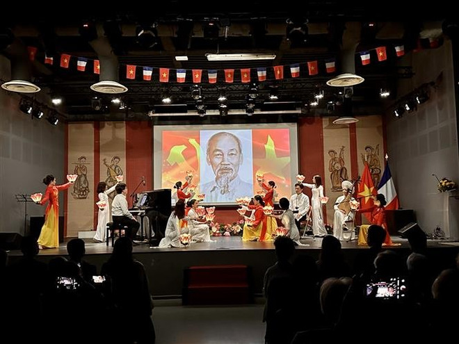 18日晚,胡志明主席诞辰135周年纪念典礼在法国越南文化中心隆重举行。图自越通社 tiet-muc-van-nghe.jpg