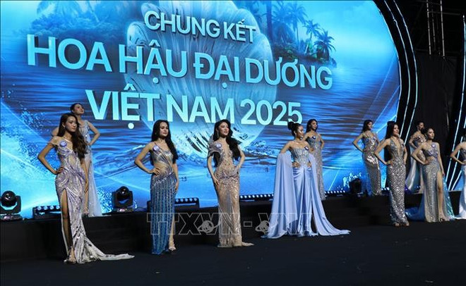 参赛选手参加晚礼服展示环节。图自越通社 vna-potal-nguyen-thanh-thao-dang-quang-hoa-hau-dai-duong-viet-nam-2025-stand.jpg