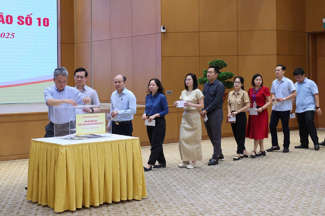 政府成员及政府办公厅、政府党委辅助机构干部、工作人员捐款援助台风受灾民众。图自越通社 vna-potal-thu-tuong-quyen-gop-ung-ho-dong-bao-khac-phuc-hau-qua-bao-so-10-8313902.jpg