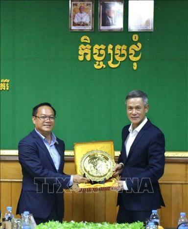 阮明宇大使(又)与蒙多基里省长Thang Savun。图自越通社 campuchia-2.jpg