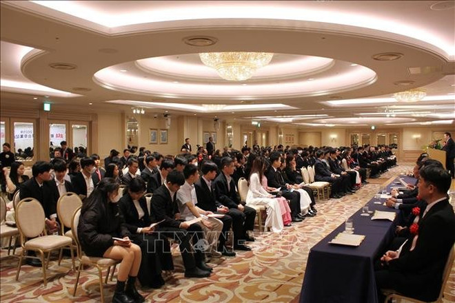 朝日新闻奖学金外国留学生毕业典礼。图自越通社 du-hoc-sinh-viet-nam-duoc-vinh-danh-trong-le-tot-nghiep-cua-hoc-bong-bao-asahi-stand-3008.jpg