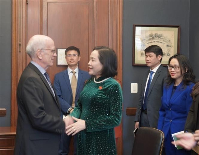 阮氏清会见美国参议员彼得·韦尔奇。图自越通社 thumbstand-9.jpg