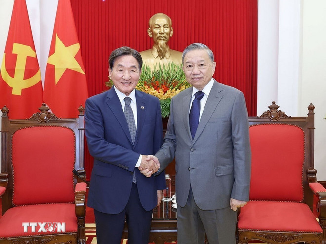越共中央总书记苏林7月29日在党中央总部会见韩国总统特使朴昌达。图自越通社 tbt-tiep.jpg