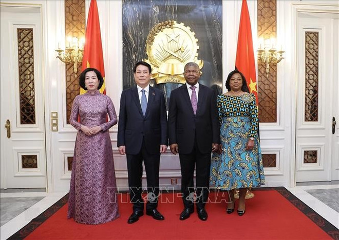 越南国家主席梁强夫妇和安哥拉总统若昂·曼努埃尔·贡萨尔维斯·洛伦索夫妇合影。图自越通社 ctn-phu-nhan.jpg