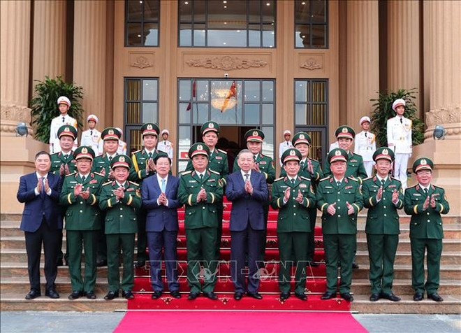 苏林总书记与国防工业总局领导代表合影。图自越通社 vna-potal-tong-cuc-cong-nghiep-quoc-phong-ky-niem-80-nam-ngay-truyen-thong-stand.jpg