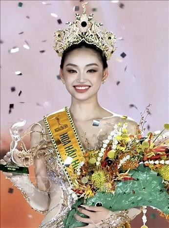 佳丽阮氏燕儿。图自越通社 vna-potal-nguyen-thi-yen-nhi-dang-quang-hoa-hau-hoa-binh-viet-nam-2025-standjpg1.jpg