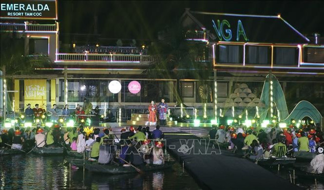 “华闾似锦”展演场景。图自越通社 tai-hien-co-phuc-viet-trong-khong-gian-di-san-tai-ninh-binh-stand.jpg