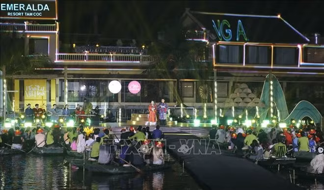 tai-hien-co-phuc-viet-trong-khong-gian-di-san-tai-ninh-binh-stand.jpg