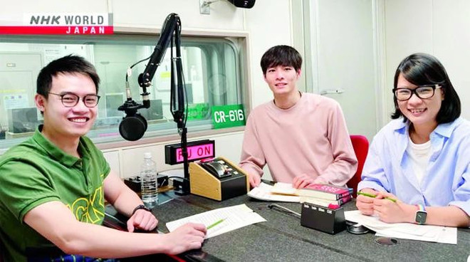 书店老板吴玉庆接受日本NHK电视台采访。图自西宫解放报 cn8a-3696-4614jpg.jpg