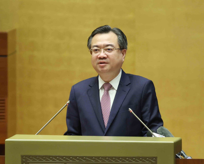 中央政策与战略委员会主任阮青毅发言。图自越通社 vna-potal-hoi-nghi-toan-quoc-quan-triet-trien-khai-thuc-hien-4-nghi-quyet-cua-bo-chinh-tri-8277528.jpg