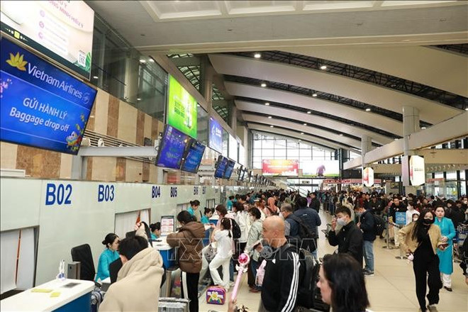 4月30日南方解放日和“五一”劳动节假期期间,航空运输业实现两位数增长。图自越通社 san-bay-12-130225.jpg
