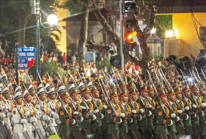 各阅兵和游行方阵在首次综合演练中行进。图自 越通社 1.jpg
