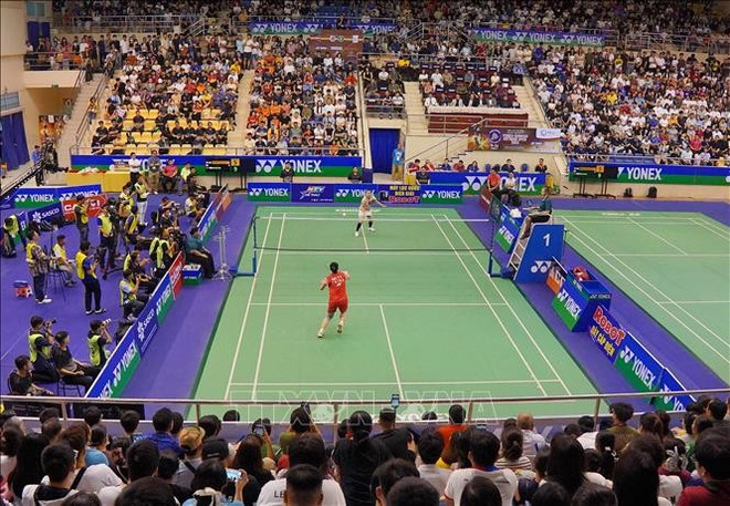 越南头号选手、世界排名第18位的选手阮翠玲与来自中国的世界排名第107位的选手蔡炎炎角逐。图自越通社 huy-linh-gianh-ngoi-a-quan-giai-cau-long-quoc-te-vietnam-open-2025-stand.jpg
