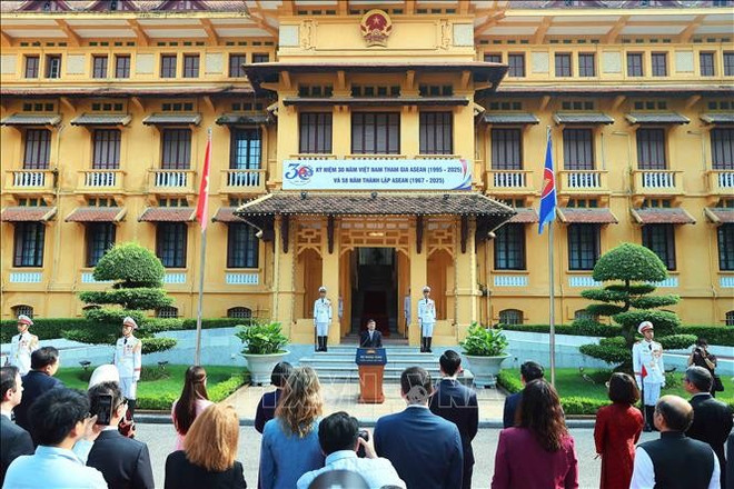 外交部常务副部长阮明宇在仪式上发表讲话。图自越通社 ngay-thanh-lap-asean.jpg