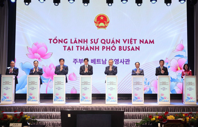 苏林总书记出席越南驻釜山总领事馆开馆仪式。图自越通社 vna-potal-tong-bi-thu-du-le-ra-mat-tong-lanh-su-quan-viet-nam-tai-busan-han-quoc-8207537.jpg