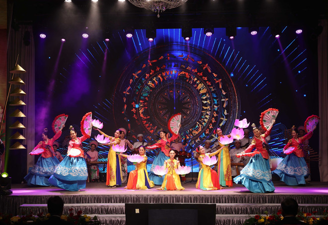 文艺节目表演。图自越通社 vna-potal-tong-bi-thu-du-le-ra-mat-tong-lanh-su-quan-viet-nam-tai-busan-han-quoc-8207612.jpg