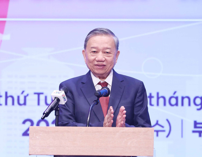 苏林总书记发言。图自越通社 vna-potal-tong-bi-thu-du-le-ra-mat-tong-lanh-su-quan-viet-nam-tai-busan-han-quoc-8207546.jpg