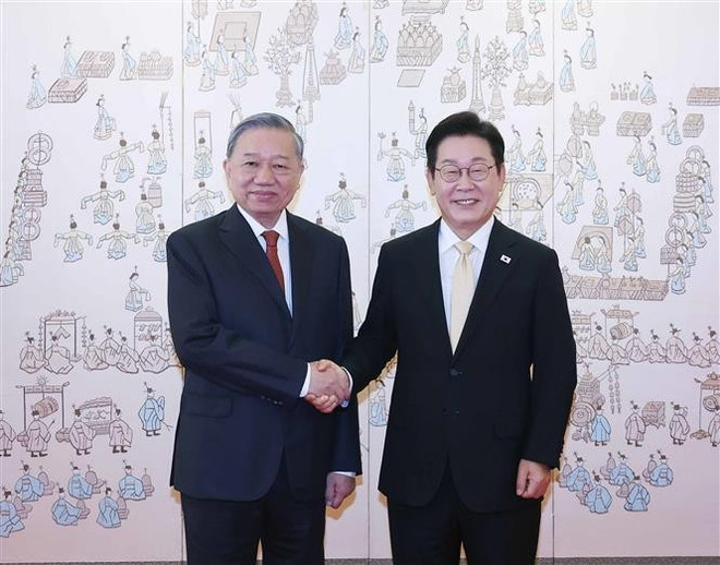 苏林总书记与李在明总统合影。图自越通社 vna-potal-le-don-tong-bi-thu-to-lam-va-phu-nhan-tham-cap-nha-nuoc-han-quoc-8202539.jpg